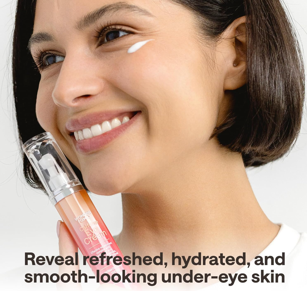 Woman applying the cooling under-eye serum roller before starting his day.
Refresh, Hydrate and smooths skin under eyes.